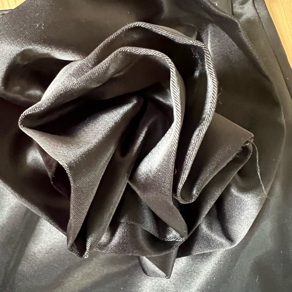 Endless rose black satin mini skirt with rose detail XS - Picture 5 of 7